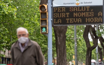 Un home creuant un pas de vianants | Roger Benet